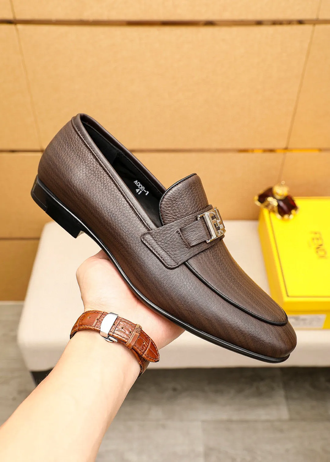 Men's shoes 💰442 💐 Product trademark: FENDI [Fendi] casual leather shoes Regular size: 38-44 (45🉑️customized) Product materials: Selected imported first-layer pebbled cowhide leather upper + luxury hardware buckle, imported cowhide leather lining. Strong three-dimensional visual effect, rubber outsole Color: 1⃣️color optional